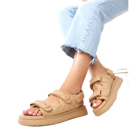 Sandálias bege escuras com cintos de barba ajustáveis marrom