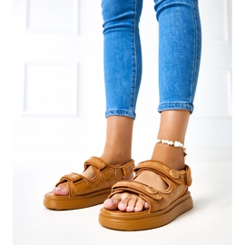 Sandálias marrons com cintos de barba ajustáveis marrom