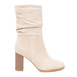 Shelvt Botas bege leves com uma parte superior e salto amassada