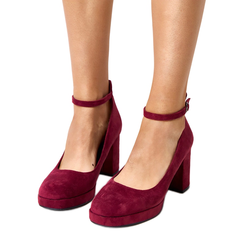 Bombas de Borgonha no enorme post de Barola vermelho