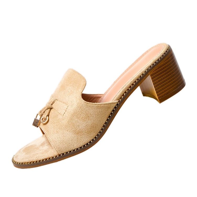 Flip -flops bege no ornamento de bétula