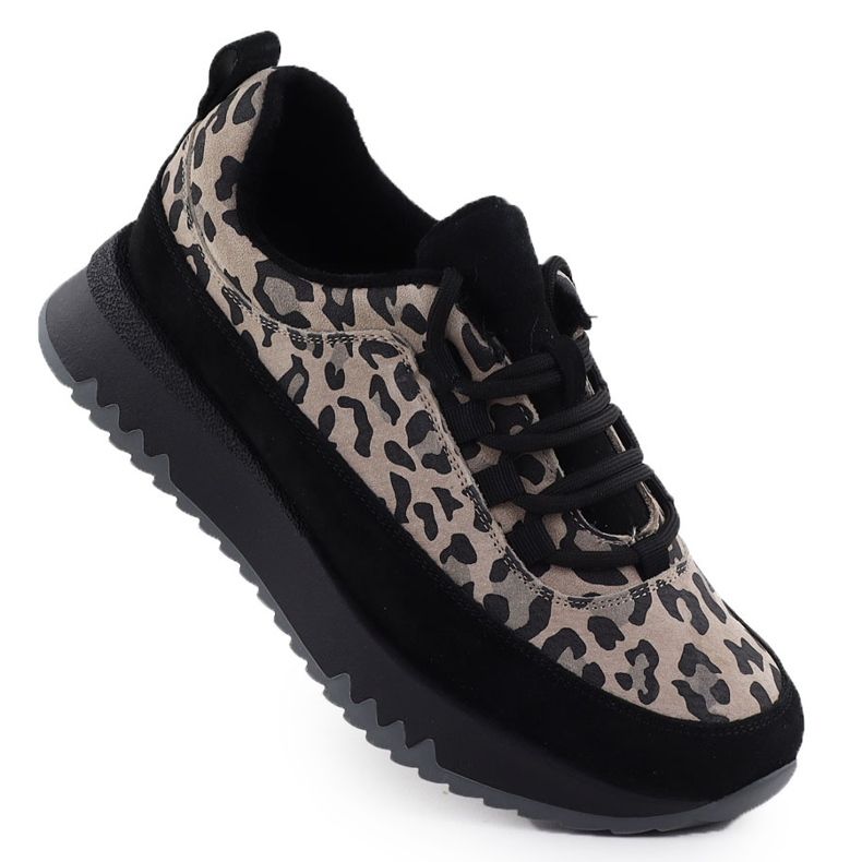 Sapatos de couro esportivos em uma plataforma de leopardo. Isolamento Black Vinceza 66836