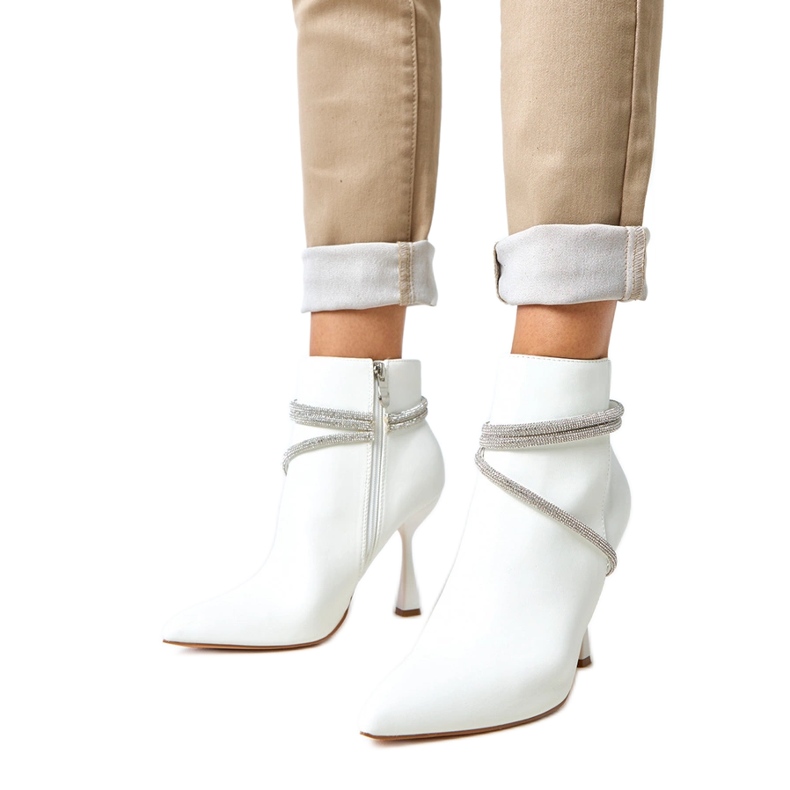Botas brancas em um salto alto decorado com zircões Fantaro branco