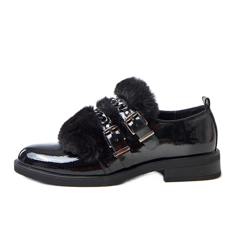 Sapatos femininos negros com pêlo sarol preto