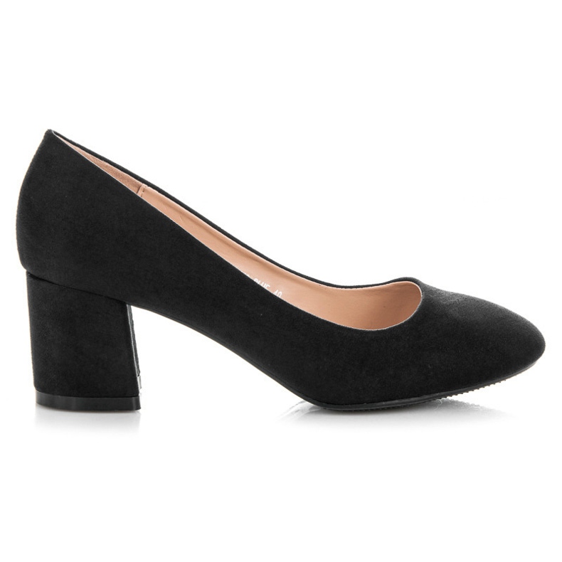 Fama Bombas de camurça em um pilar preto