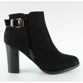 Botas de camurça com um cinto preto Botas de camurça com um cinto preto