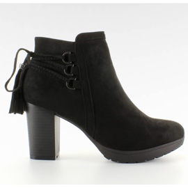 Saltos decorativos pretos com atacadores Saltos decorativos pretos com atacadores