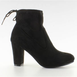 Botins pretos com cordão