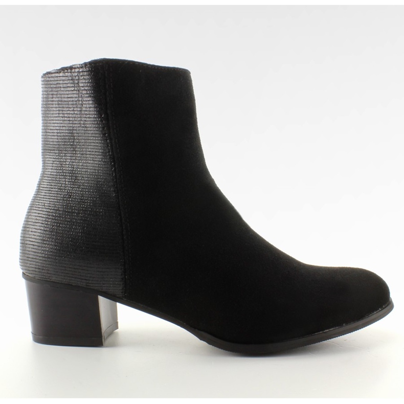 Botas finas com saltos largos pretos