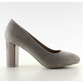 Bombas de camurça em um pilar cinza M265