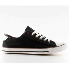 Tênis de mulher negra com acabamento preto