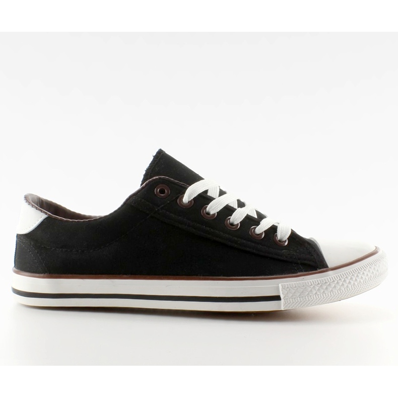 Tênis de mulher negra com acabamento preto