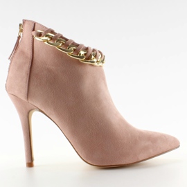 Botas em um alfinete com uma corrente de camurça rosa