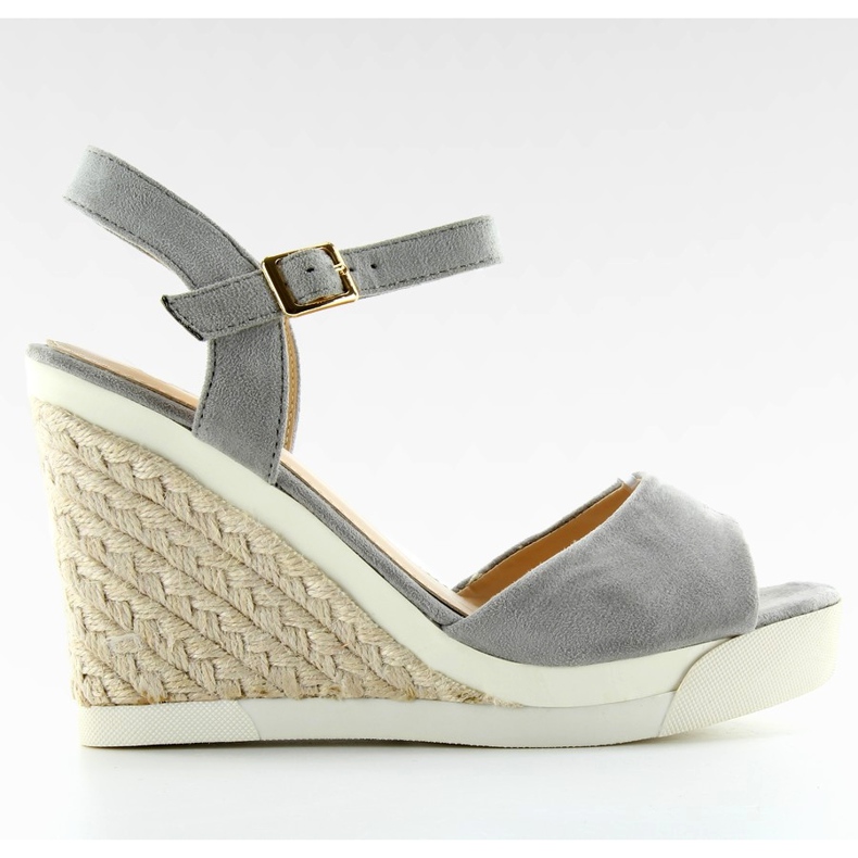 Sandálias cinza em um calcanhar de cunha