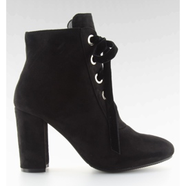 Botas pretas pretas com saltos largos preto