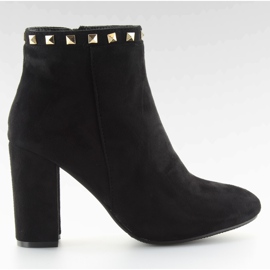 Botas pretas de salto alto com tachas pretas preto