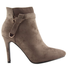 Botas em um salto alto marrom F74