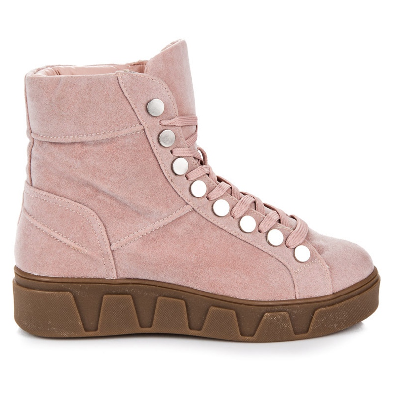 Betler Botas amarradas na plataforma rosa