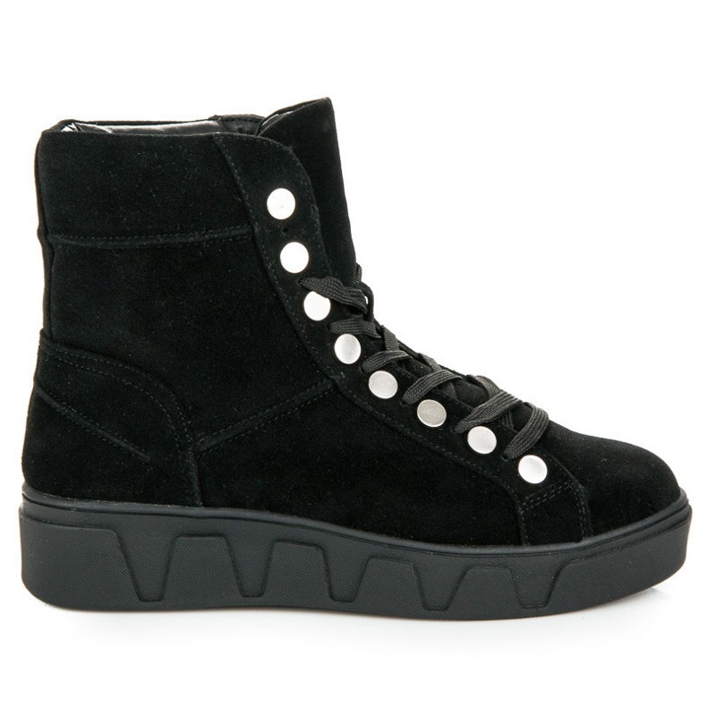 Betler Botas amarradas na plataforma preto