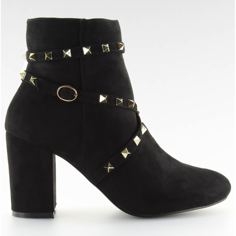 Saltos altos pretos com tachas pretas F-3627