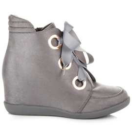 Kylie Botins amarrados com fita cinza