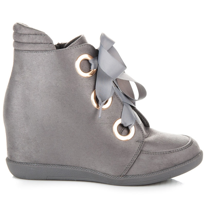 Kylie Botins amarrados com fita cinza