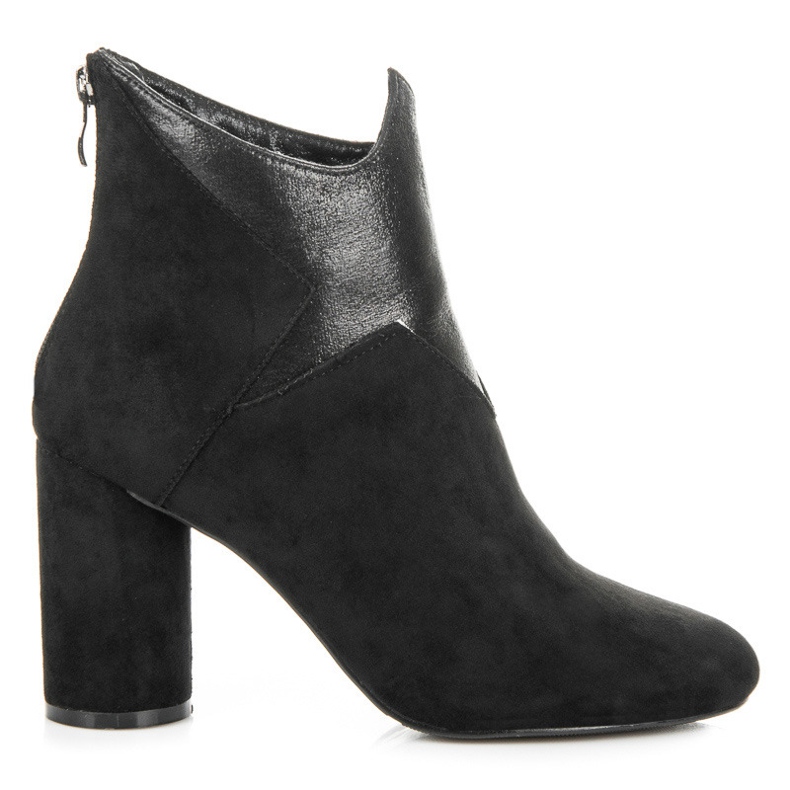 Vices Botas em uma postagem preto