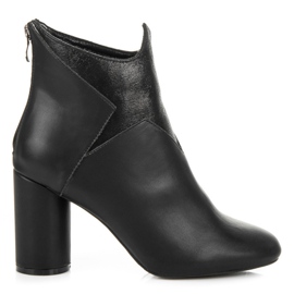 Vices Botas em uma postagem preto Vices Botas em uma postagem preto