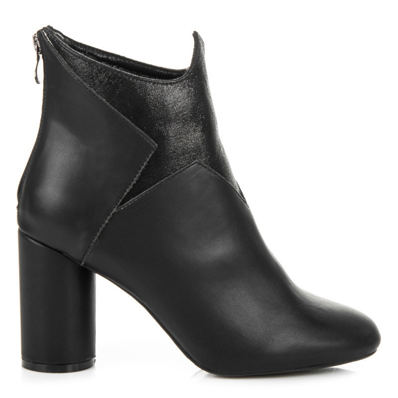 Vices Botas em uma postagem preto