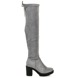 Vices Mosqueteiros de camurça em um pilar cinza Vices Mosqueteiros de camurça em um pilar cinza