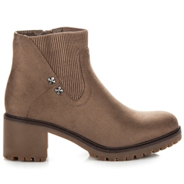 Milaya Botas em um poste largo marrom