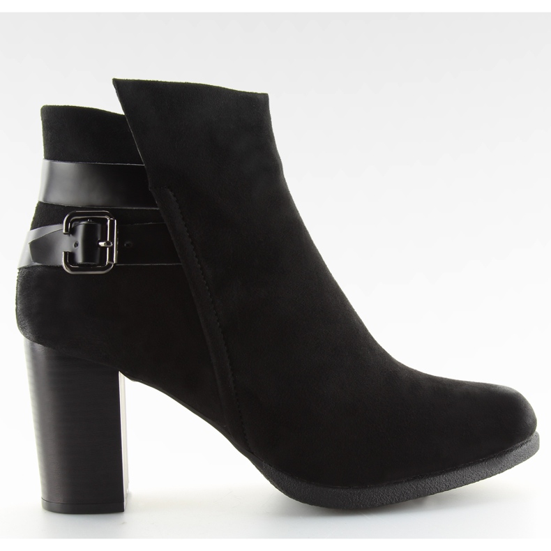 Botas pretas em um salto estável preto