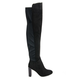 SDS Botas pretas na altura da coxa em um poste preto