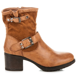 Super Mode Trabalhadores marrons em um bar marrom