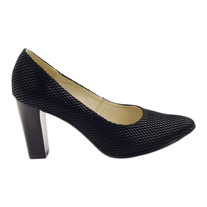 Bombas pretas em uma barra 138 preto