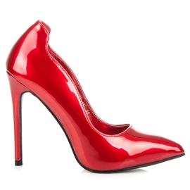 Via Giulia  Pinos metálicos em um Spitz vermelho