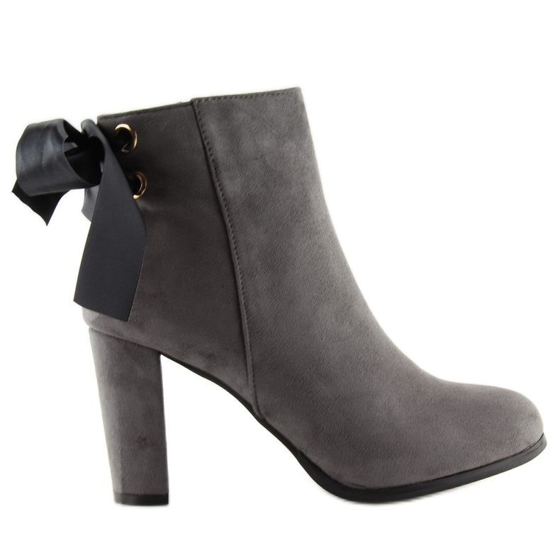 Botas cinza em um poste cinza A852 cinza