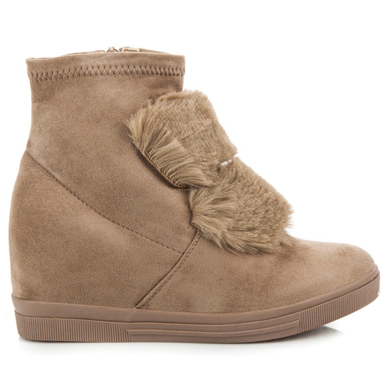 Tênis de cunha com pelo castanho