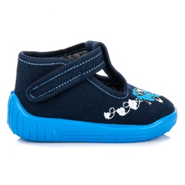 Reweks Chinelos com um carro azul