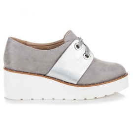 Seastar Brogues amarrados na plataforma cinza