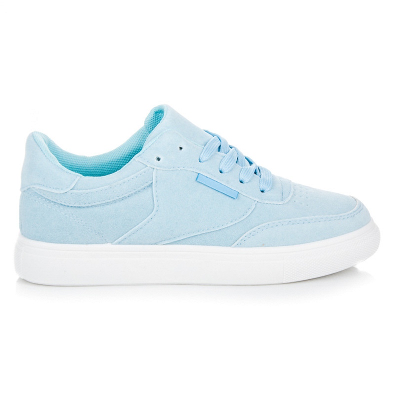 Tênis na plataforma azul