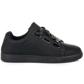 Tênis elegante com uma fita preto