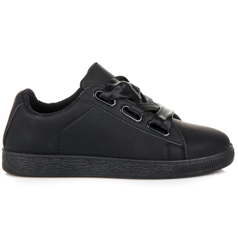 Tênis elegante com uma fita preto