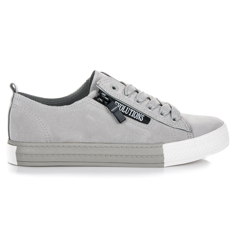 Tênis na plataforma cinza