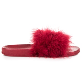 Chinelos com pele vermelho