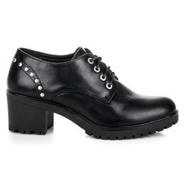 Seastar Sapatos em um poste preto