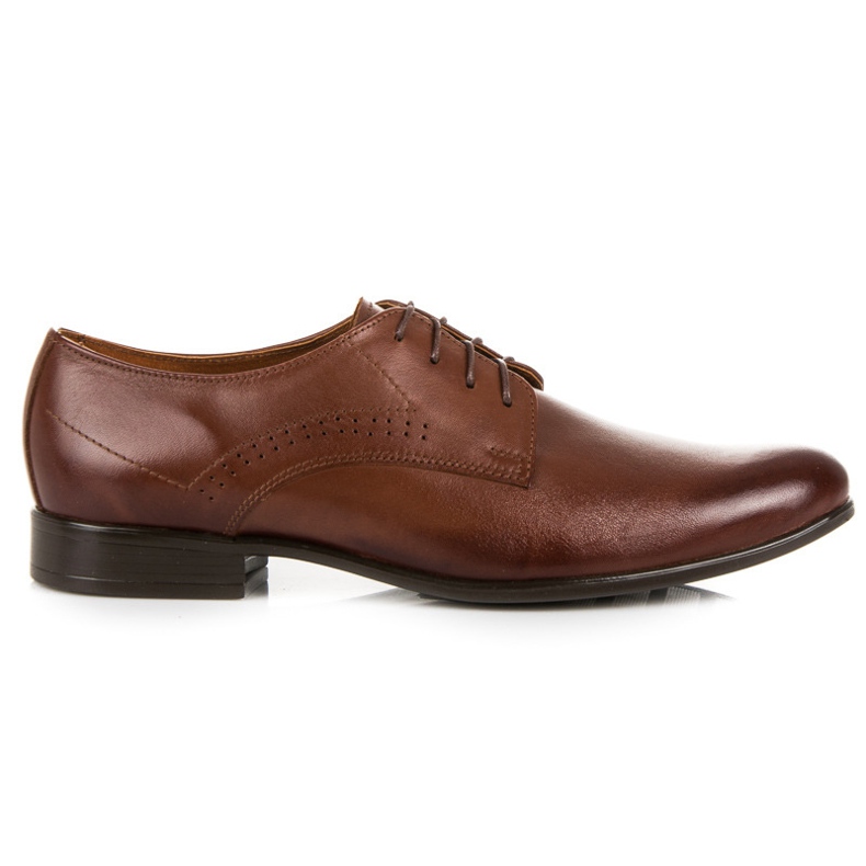 Sapatos masculinos com decorações de lucca castanho