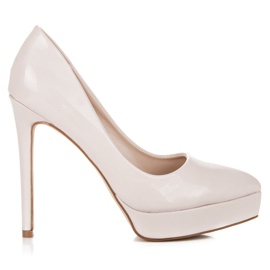 Small Swan Saltos lacados na plataforma marrom