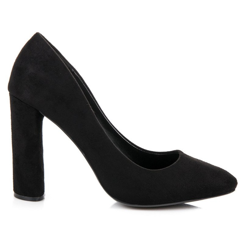 Sapatos de camurça no pilar preto