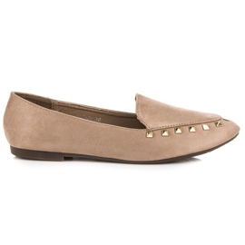 Sapatos de salto com tachas marrom